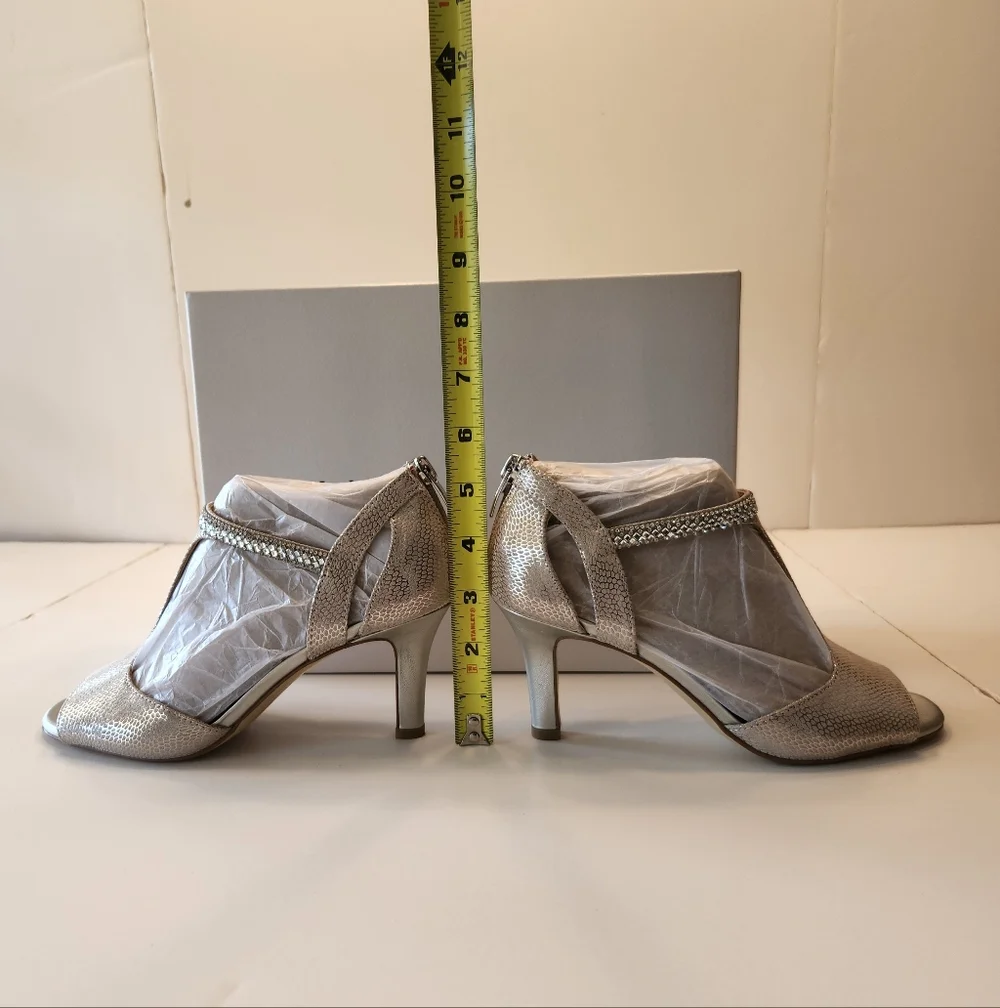 ✨ Alex Marie Rhinestone T-Strap Heels – Champagne/Silver, Size 5